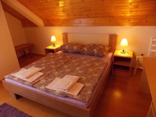 Postel nebo postele na pokoji v ubytování Apartments Smirnov
