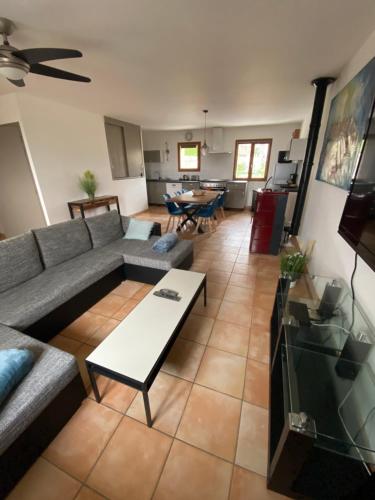 un salon avec un canapé et une table dans l'établissement Le Chardon 1, à Baudinard