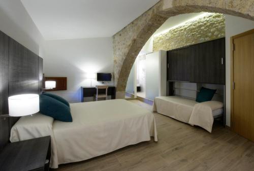 een slaapkamer met 2 bedden in een kamer bij Mas Pere Pau in Besalú