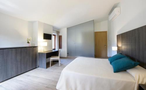 Una cama o camas en una habitación de Mas Pere Pau