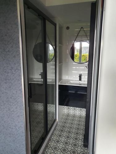 a bathroom with a sink and a mirror at Chambre d hote avec sa SDB privative in Guipavas