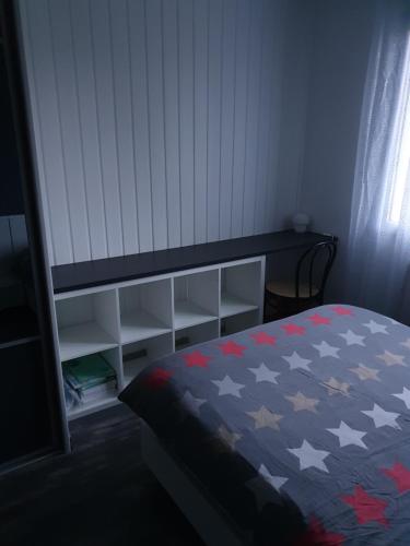 - une chambre avec un lit doté d'une couette rouge blanche et bleue dans l'établissement Chambre d hote avec sa SDB privative, à Guipavas