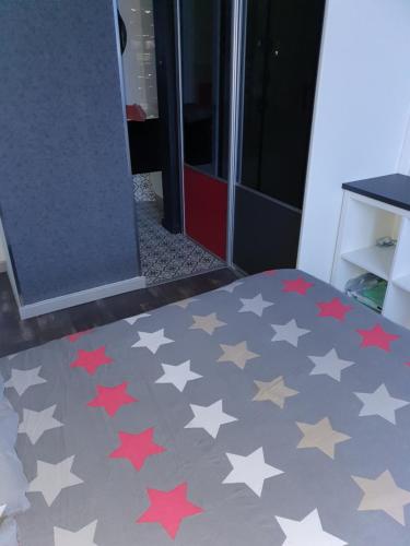 um quarto com uma cama com estrelas no chão em Chambre d hote avec sa SDB privative em Guipavas