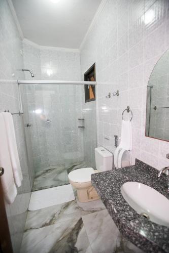 Ein Badezimmer in der Unterkunft Hotel Pousada dos Condes
