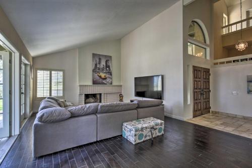 Μια τηλεόραση ή/και κέντρο ψυχαγωγίας στο Spacious El Cajon Villa - 14 Mi to Downtown!