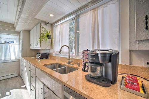 Η κουζίνα ή μικρή κουζίνα στο Cozy Great Barrington Home about 1 Mi to Ski Resort!