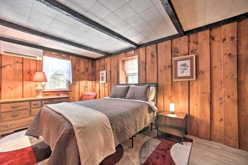 Ліжко або ліжка в номері Cozy Great Barrington Home about 1 Mi to Ski Resort!