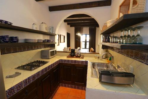 duża kuchnia ze zlewem i kuchenką w obiekcie Casa Mia Suites w mieście San Miguel de Allende