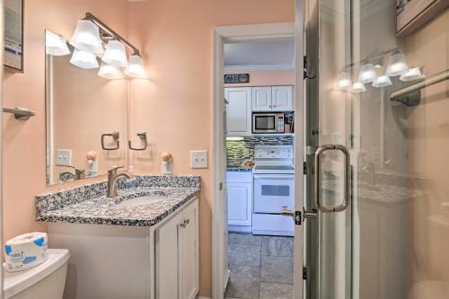 Kitchen o kitchenette sa Beach Condo with Pool Access, 1 Block to the Ocean!