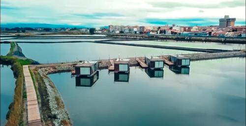 a group of boats sitting in the water at Barcos Casa Aveiro in Aveiro
