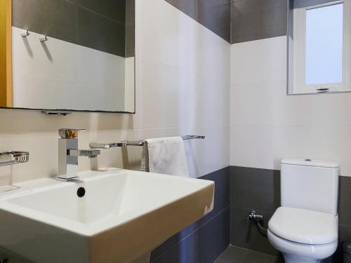 ein Badezimmer mit Waschbecken und Toilette in der Unterkunft Vista Point - Cast Renting in Msida
