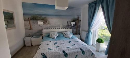 een slaapkamer met een bed en een groot raam bij Ustronie Morskie Sianożęty 5 mórz Golden Beach in Sianozety