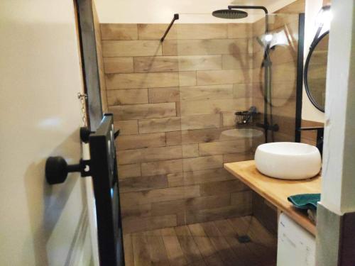 La salle de bains est pourvue d'un lavabo, d'une douche et de toilettes. dans l'établissement Superbe T1 neuf avec vue mer sur Marinella, à Ajaccio