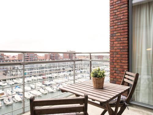 une table en bois avec une plante en pot sur un balcon dans l'établissement Luxury penthouse near Scheveningen beach, à Scheveningen