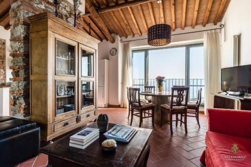 uma sala de estar com um sofá e uma mesa em Tenuta Guinigi Antico Borgo di Matraia - Exclusive Holidays apartments & Pool em Lucca