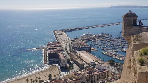 - une vue aérienne sur un port avec un navire de croisière dans l'établissement Loft Apartamento Sevilla 16, à Alicante