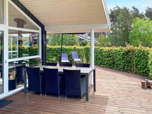 patio ze stołem i krzesłami na tarasie w obiekcie 6 person holiday home in Hals w mieście Hals