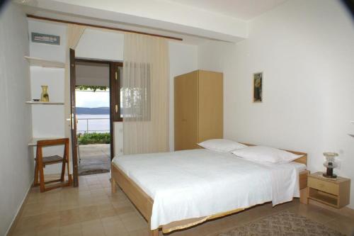 Apartments Niko - 50m from beach tesisinde bir odada yatak veya yataklar