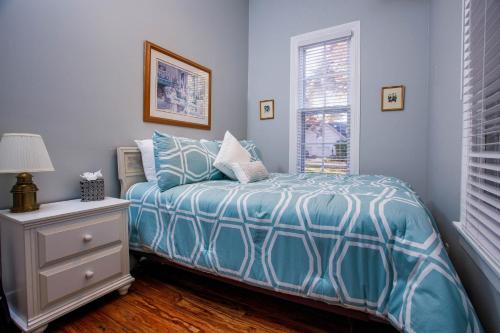 um quarto azul com uma cama e uma janela em Cottage em Green Lake