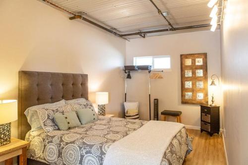 um quarto com uma cama grande num quarto em 90 San Luis Street Unit A em Avila Beach