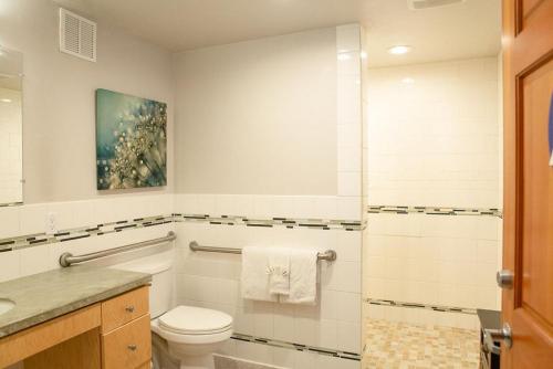 A bathroom at 90 San Luis Street Unit A