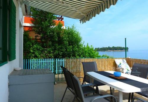 Reštaurácia alebo iné gastronomické zariadenie v ubytovaní Holiday home Villa Jadran - 10 m from beach