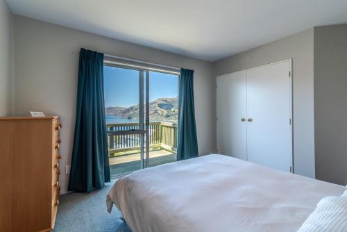Katil atau katil-katil dalam bilik di Seaview Outlook - Wainui Holiday Home