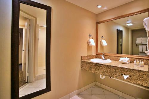 Bilik mandi di Portofino Inn and Suites Anaheim Hotel