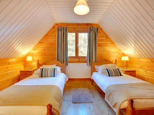 two beds in a room with a attic at Apple Tree Lodge in Swarland