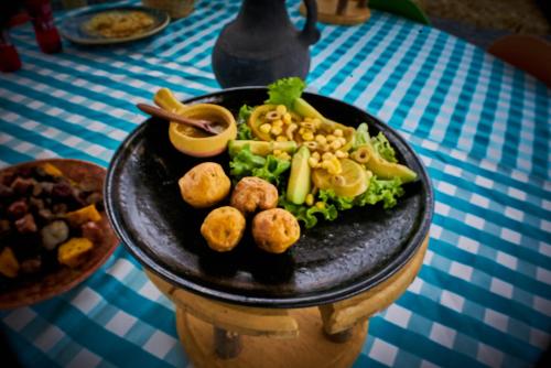 萊瓦鎮的住宿－Glampwild Zaquencipa，桌上一盘食物,有肉丸和蔬菜