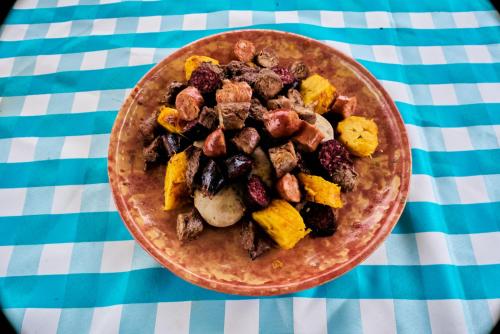 un tazón de comida sobre una mesa en Glampwild Zaquencipa, en Villa de Leyva