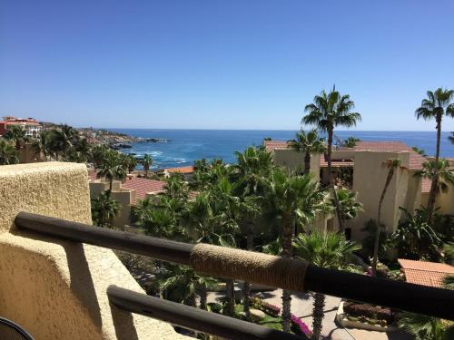 ein Blick auf das Meer vom Balkon eines Resorts in der Unterkunft Misioneros Del Cabo in Cabo San Lucas