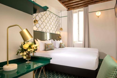 Llit o llits en una habitació de Hôtel Des Deux-Iles - Notre-Dame