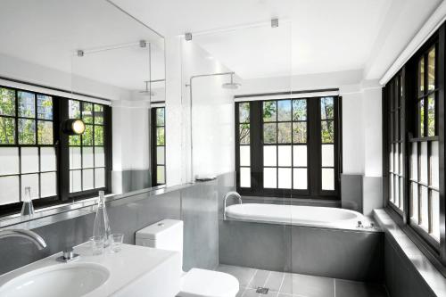 Peppers Gallery Hotel tesisinde bir banyo