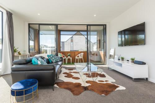 A seating area at Kilmore Apartment - Christchurch Holiday Homes