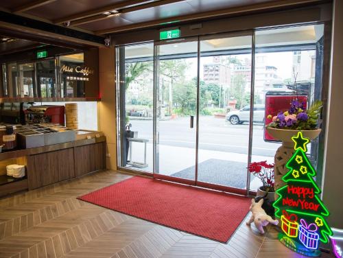 a store front with a christmas tree in the window at Mei Jia Mei Hotel in Jiaoxi