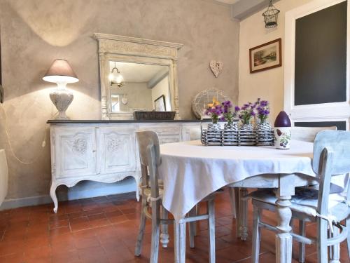 comedor con mesa con sillas y espejo en Charming Holiday Home en Mézy-Moulins