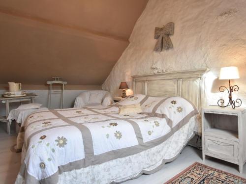 1 dormitorio con 1 cama y 1 cruz en la pared en Charming Holiday Home en Mézy-Moulins