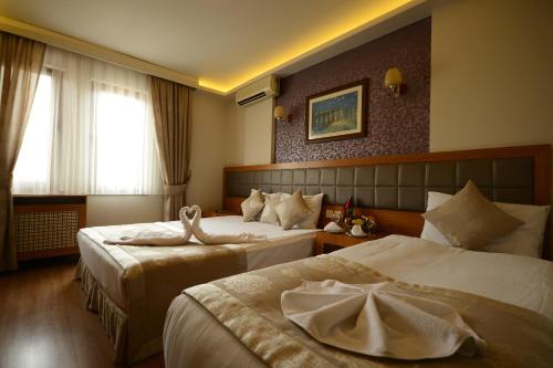 Un pat sau paturi într-o cameră la Anzac Hotel
