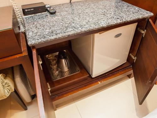 a kitchen counter with a coffee maker on a island at Mei Jia Mei Hotel in Jiaoxi