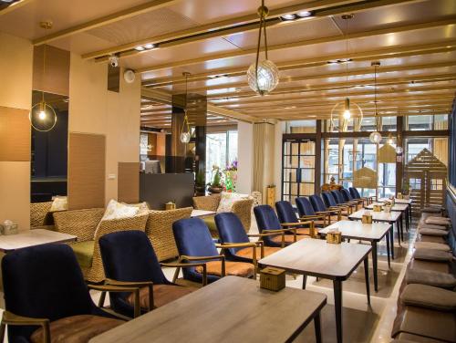 a row of tables and chairs in a restaurant at Mei Jia Mei Hotel in Jiaoxi