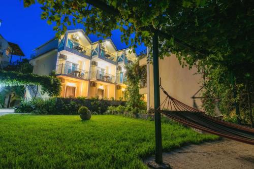 a hammock in a yard in front of a building at Studio Timotheos in Marathias