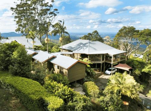 ein Luftblick auf ein Haus mit Bäumen und Sträuchern in der Unterkunft Tamborine Mountain Bed and Breakfast in Mount Tamborine