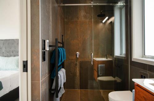 W łazience znajduje się prysznic, toaleta i umywalka. w obiekcie 305 in the Vines w mieście Havelock North