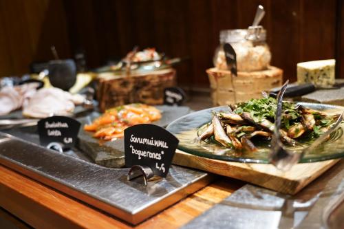 un buffet con dos platos de comida en una mesa en Santa's Hotel Aurora & Igloos, en Luosto