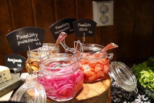 Una mesa cubierta con frascos de frutas y verduras en Santa's Hotel Aurora & Igloos, en Luosto