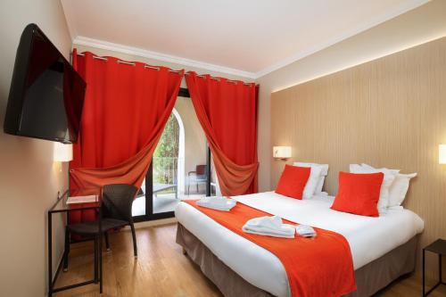 Un pat sau paturi într-o cameră la SOWELL HOTELS Saint Tropez