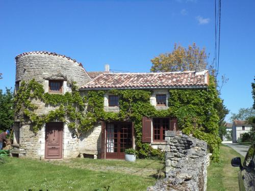 Traditional Charentais cottage in countryside 25 minutes from Royan