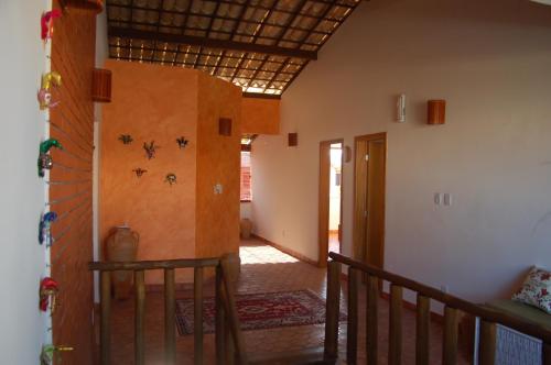 un pasillo de una casa con una escalera y una pared en B&B Villa Borromeo, en Salvador