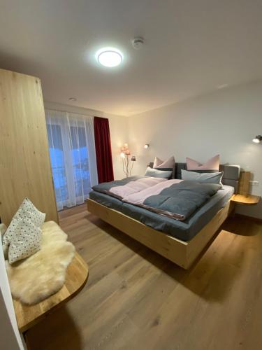 Un dormitorio con una cama grande y una ventana en Alex Bergblick, en Scheidegg